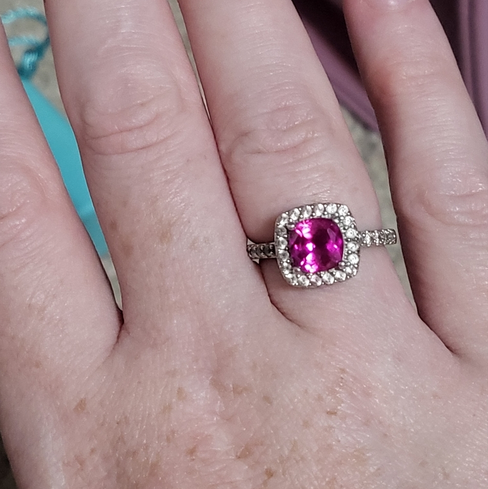 Ruby ring with diamond chips - Picture 2 of 9